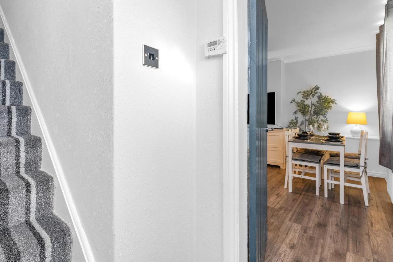 Modern & Spacious 2 Bedroom House - Free Parking - Front & Back Garden - Private Main Door Entrance Edynburg Zewnętrze zdjęcie