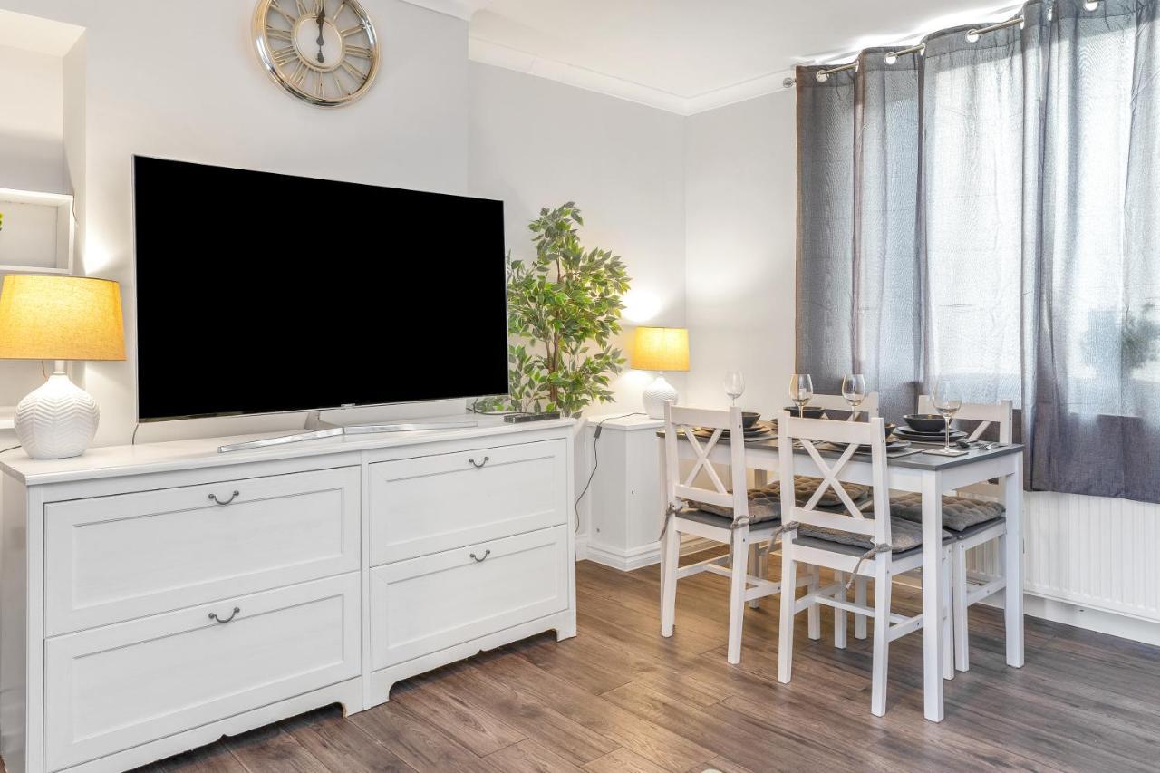 Modern & Spacious 2 Bedroom House - Free Parking - Front & Back Garden - Private Main Door Entrance Edynburg Zewnętrze zdjęcie