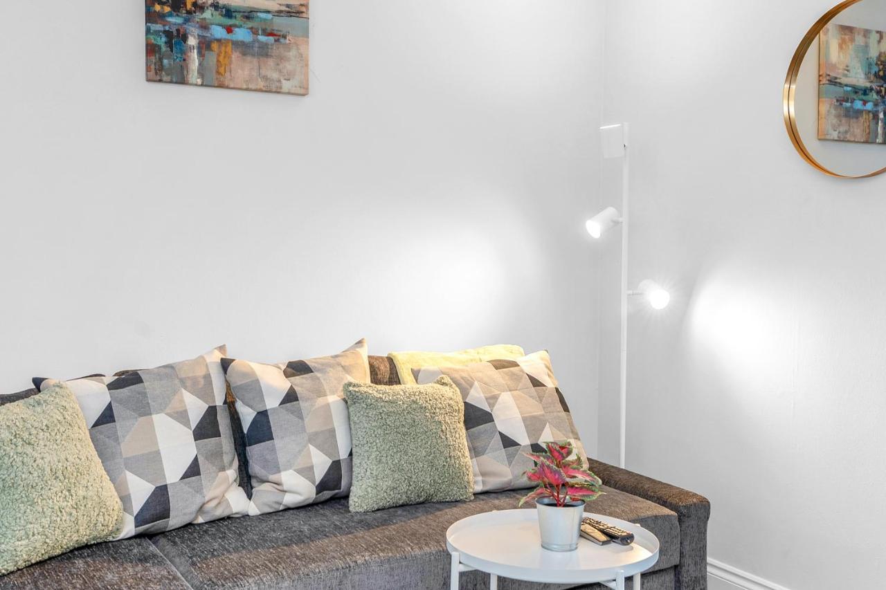 Modern & Spacious 2 Bedroom House - Free Parking - Front & Back Garden - Private Main Door Entrance Edynburg Zewnętrze zdjęcie